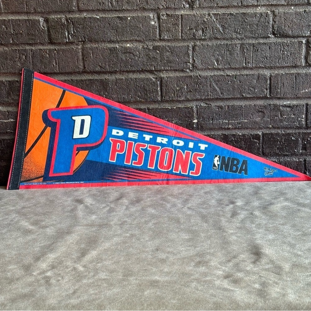 Basketball Detroit Pistons
2005 NBA Pennant 30 x 12
Felt Pennant made in the
USA